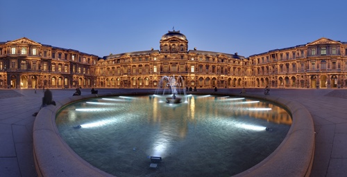 ルーブル美術館の中庭クール・カレ　Cour Carrée