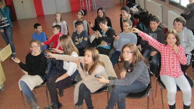 aborder-legalite-fille-garcon-avec-des-collegiens